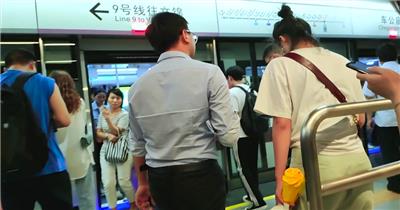 实拍地铁青年人流上班族低头族视频素材