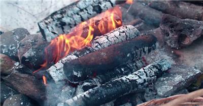 炭火柴火传统烤红薯烤土豆人物生活视频素材