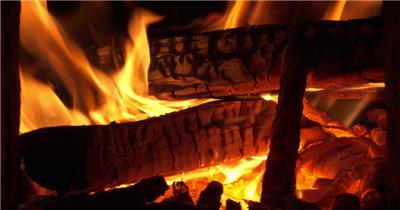 燃烧的木炭柴火堆火焰土灶台