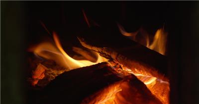 农村土灶台燃烧木炭火焰篝火