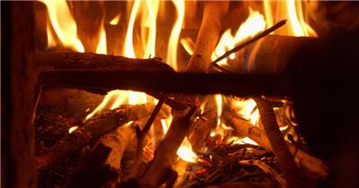 农村灶台木炭柴火焰篝火苗