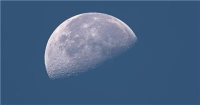 早晨日出前白天的月亮月球