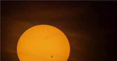 超大太阳黑子日出长焦特写