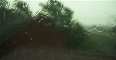 阴天下雨窗户玻璃上的水珠