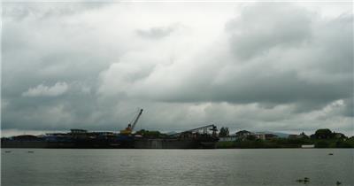 阴天乌云密布修船厂河流延时