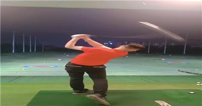 高尔夫教练示范动作实拍