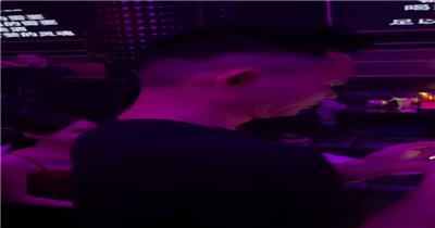 酒吧里表演女模特