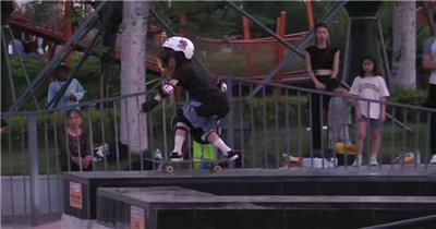 小朋友滑板表演特拍