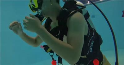 实拍高清晰泳池潜水视频