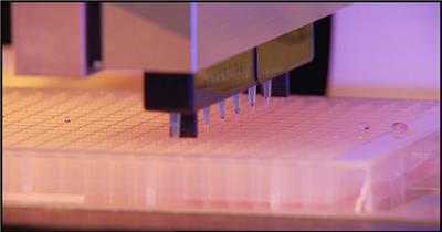 实验室机器自动在实验室中灌装小瓶