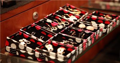 商场 购物 小商品 特写 挑选 服装