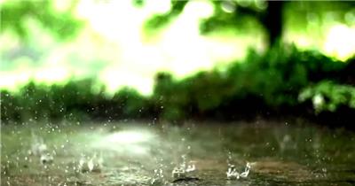 延时拍摄下雨雨滴从地面溅起意境视频素材