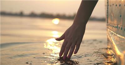 坐小船手指划过水面视频素材