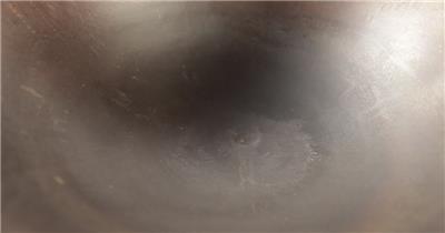 茶叶倒入传统茶缸炒茶实拍视频