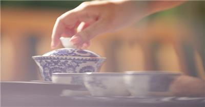 [泡茶]背景模糊准备泡茶放下陶瓷茶杯实拍视频