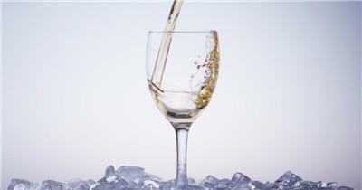 酒杯倒酒特写视频实拍素材