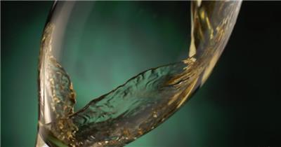 水珠流体碰撞特效洋酒倒入高脚杯酒水花视频素材