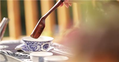 [泡茶]精美陶瓷茶杯中舀入茶叶实拍视频