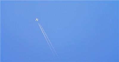 实拍飞机飞过蓝天留下飞机白线视频素材
