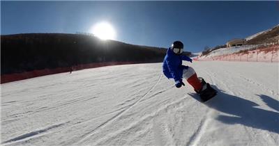 日光下滑雪者滑雪溅起片片雪花