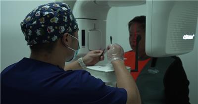 老人做空腔CT检查