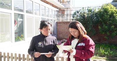 救护车行驶在农村乡路上急救