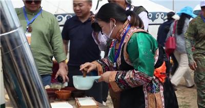 草原牧民现场制作奶豆腐