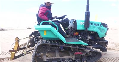 机器开沟治沙