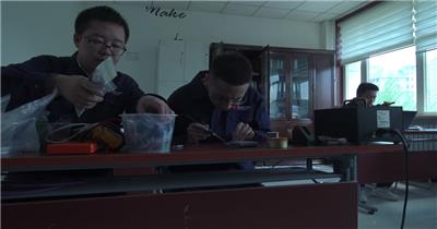 电力工程师焊接线路板