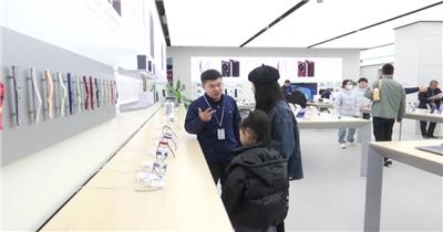 母女手机店选购儿童手表