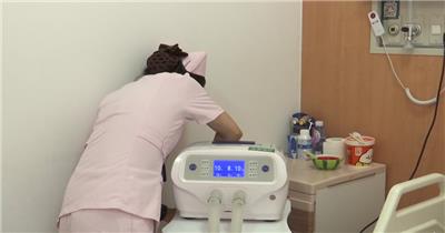 儿科病房护士给孩子用设备治疗肺炎