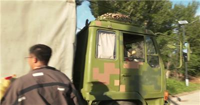 市民排队送别部队官兵送鲜花礼物