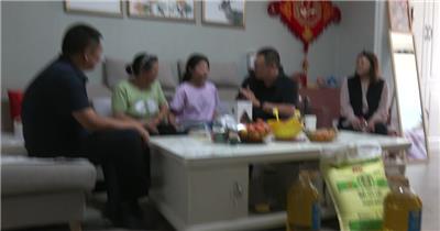 慰问贫困家庭贫困儿童送慰问品