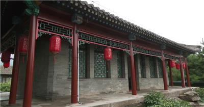 外国游客参观王府博物馆