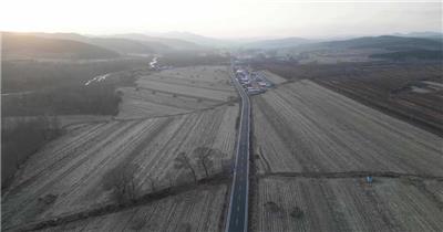 冬季村庄农村路田地