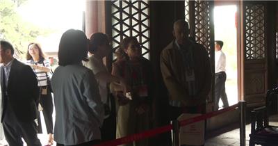 外国游客参观古建筑博物馆