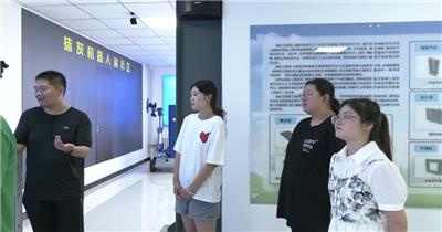 技校桥梁建筑专业学生用AR上课