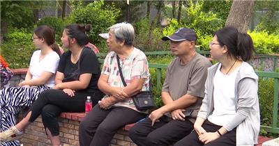 社区主任在小区里给居民开会座谈会