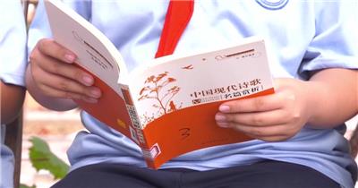 校园阅读角学生看书学习