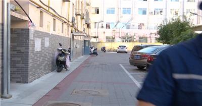 热力公司员工张贴告示贴广告