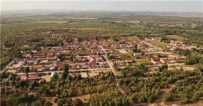 绿树环绕的村庄